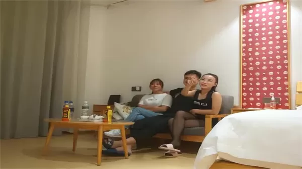 换妻传媒约一对中年夫妻4P交换